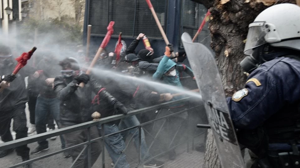 Μία τραυματίας στα επεισόδια στο Σύνταγμα – Δείτε εικόνες και βίντεο